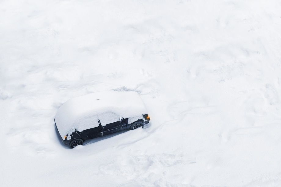 Bil fotograferad uppifrån med massa snö på
