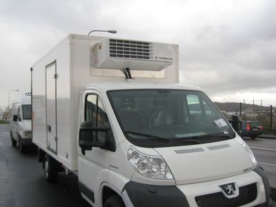 Kund som fått kylaggregat installerat sin transportbil