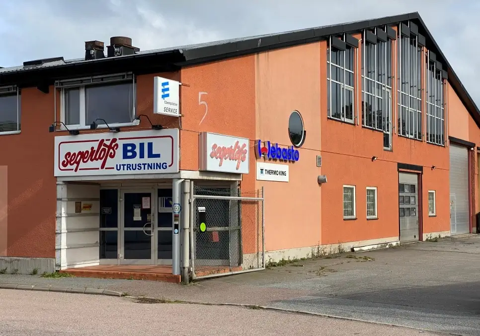 Segerlöfs Bilutrustning sedd från gatan