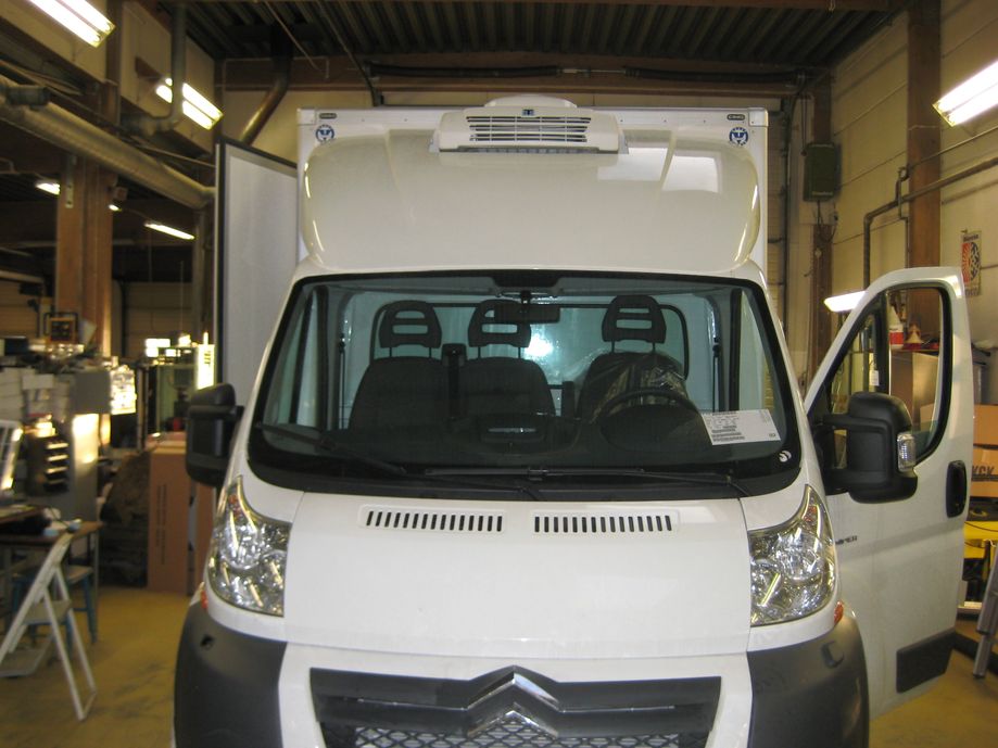 Pågående bygge av kyla i transportbil